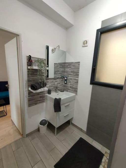 Patio Cosy Apartment Thizy-les-Bourgs ภายนอก รูปภาพ
